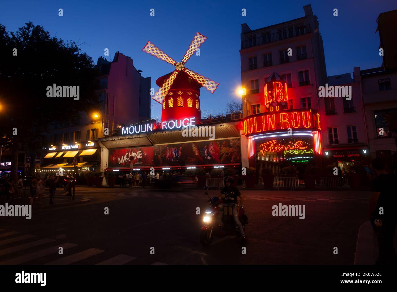 Paris, Frankreich - Juli 15: Cabaret Moulin Rouge in der Nacht in Paris am 15. Juli 2022 Stockfoto