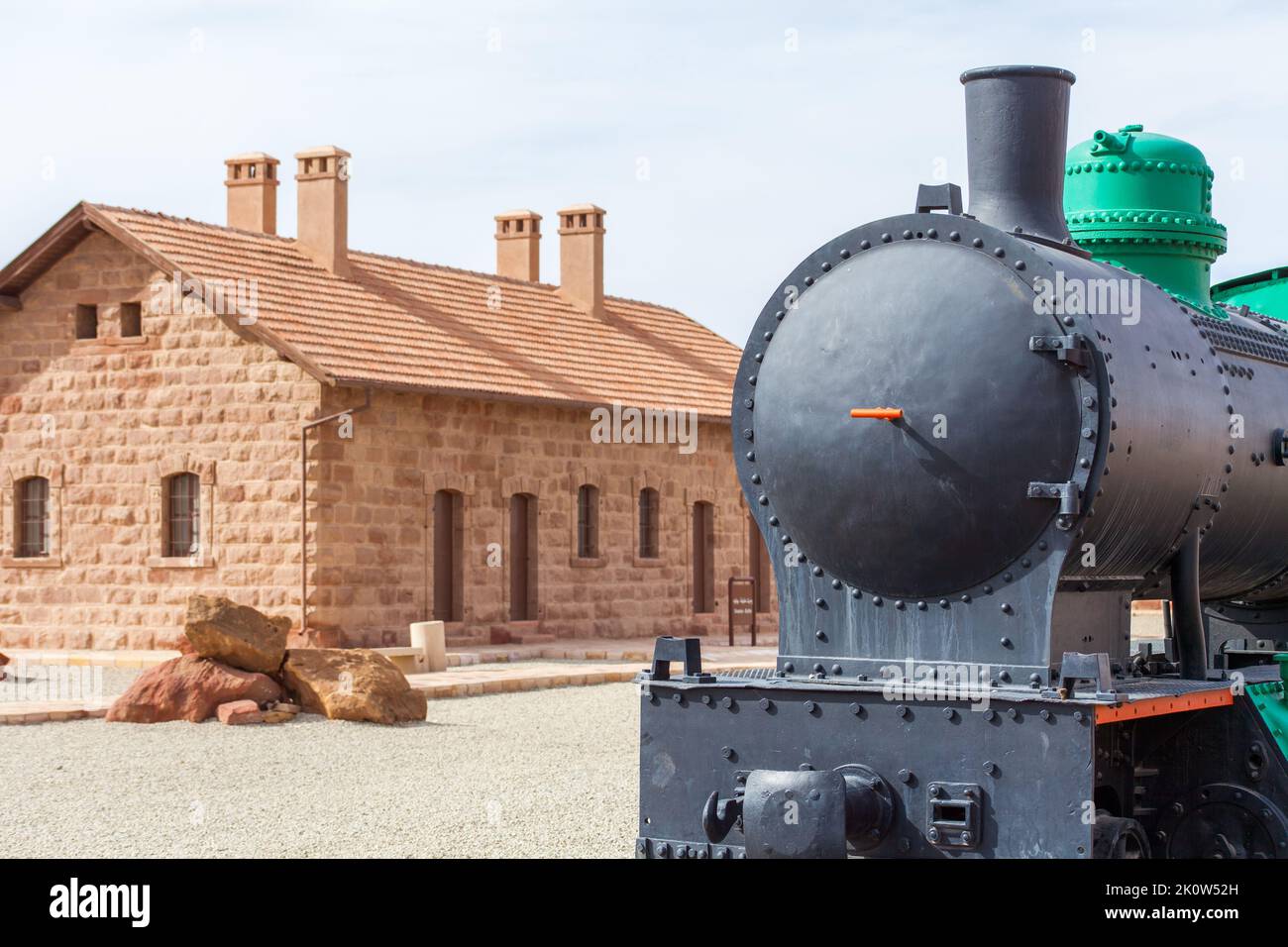 Al Ula, Saudi-Arabien – restaurierter Hejaz-Eisenbahnzug, der vom Osmanischen Reich gebaut wurde Stockfoto