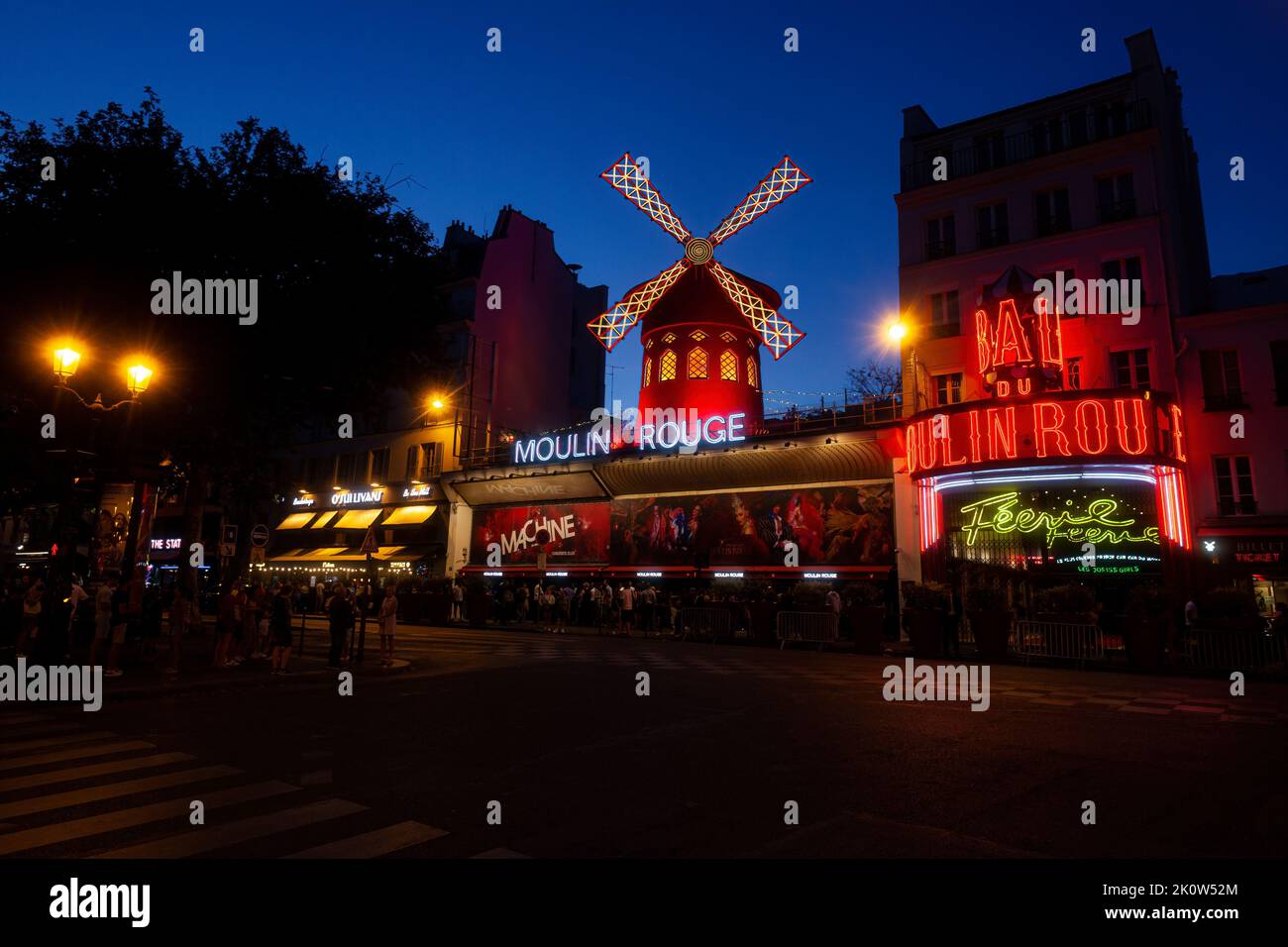 Paris, Frankreich - Juli 15: Cabaret Moulin Rouge in der Nacht in Paris am 15. Juli 2022 Stockfoto