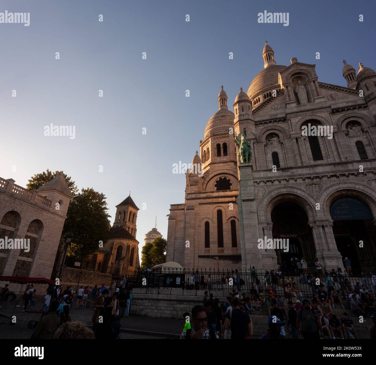 Paris, Frankreich - Juli 15: Basilika des Heiligen Herzens bei Sonnenuntergang, am 15. Juli 2022 als Sacré-Cœur-Basilika bekannt Stockfoto