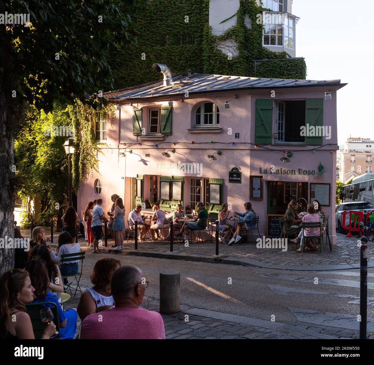 Paris, Frankreich - Juli 15: Gemütliche alte Straße mit pinkfarbenem Hausrestaurant namens La Maison Rose im Viertel Montmartre in Paris am 15. Juli 2022 Stockfoto