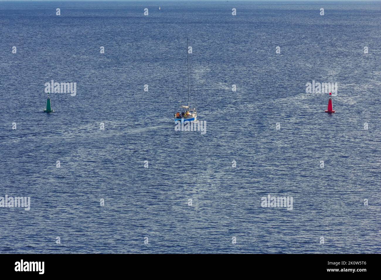 Rote und grüne Navigationsbojen, Steuerbord- und Hafenbojen auf offenem Wasser Stockfoto