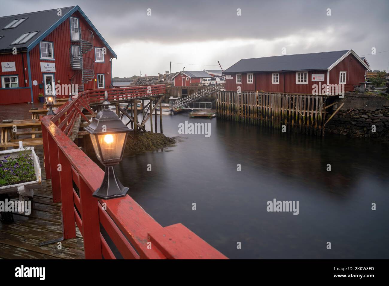 Rote Fischerhütte in einem Fischerdorf der Lofoten-Inseln, Norwegen Stockfoto