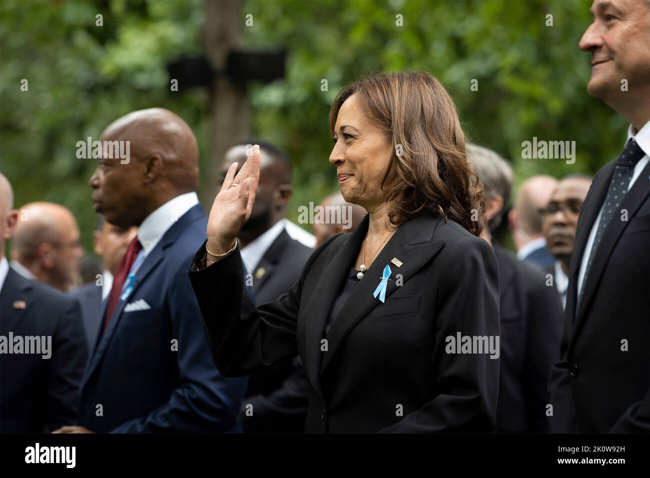 New York, Vereinigte Staaten von Amerika. 11. September 2022. Die US-Vizepräsidentin Kamala Harris, Mitte, winkt vor der Zeremonie zur Erinnerung an die Opfer der Anschläge von 9/11 im National September 11 Memorial Museum am 11. September 2022 in New York City. Die Nation feierte den 21.. Jahrestag der Angriffe von al-Qaida-Terroristen, bei denen fast 3.000 Menschen getötet wurden. Kredit: Sydney Phoenix/DHS Foto/Alamy Live Nachrichten Stockfoto