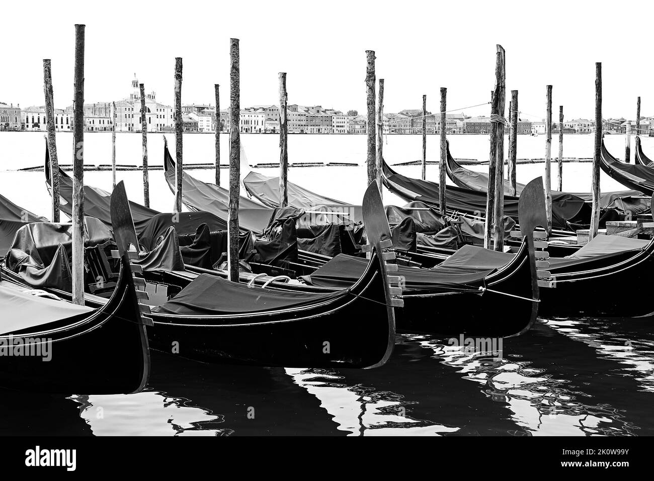 Festgetäute Gondeln mit dem Bogen mit der berühmten Form des Symbols von Venedig mit Effekt in schwarz und weiß ohne Touristen Stockfoto