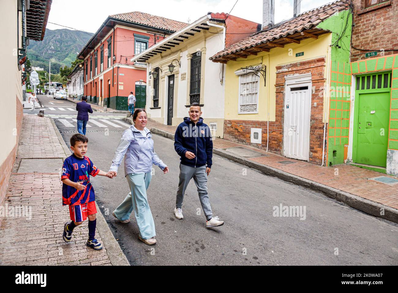 Bogota Kolumbien,La Candelaria Centro Historico zentrales historisches Stadtzentrum Calle 8,farbenfrohe Häuser Kolonialarchitektur Hanglage geneigt Stockfoto