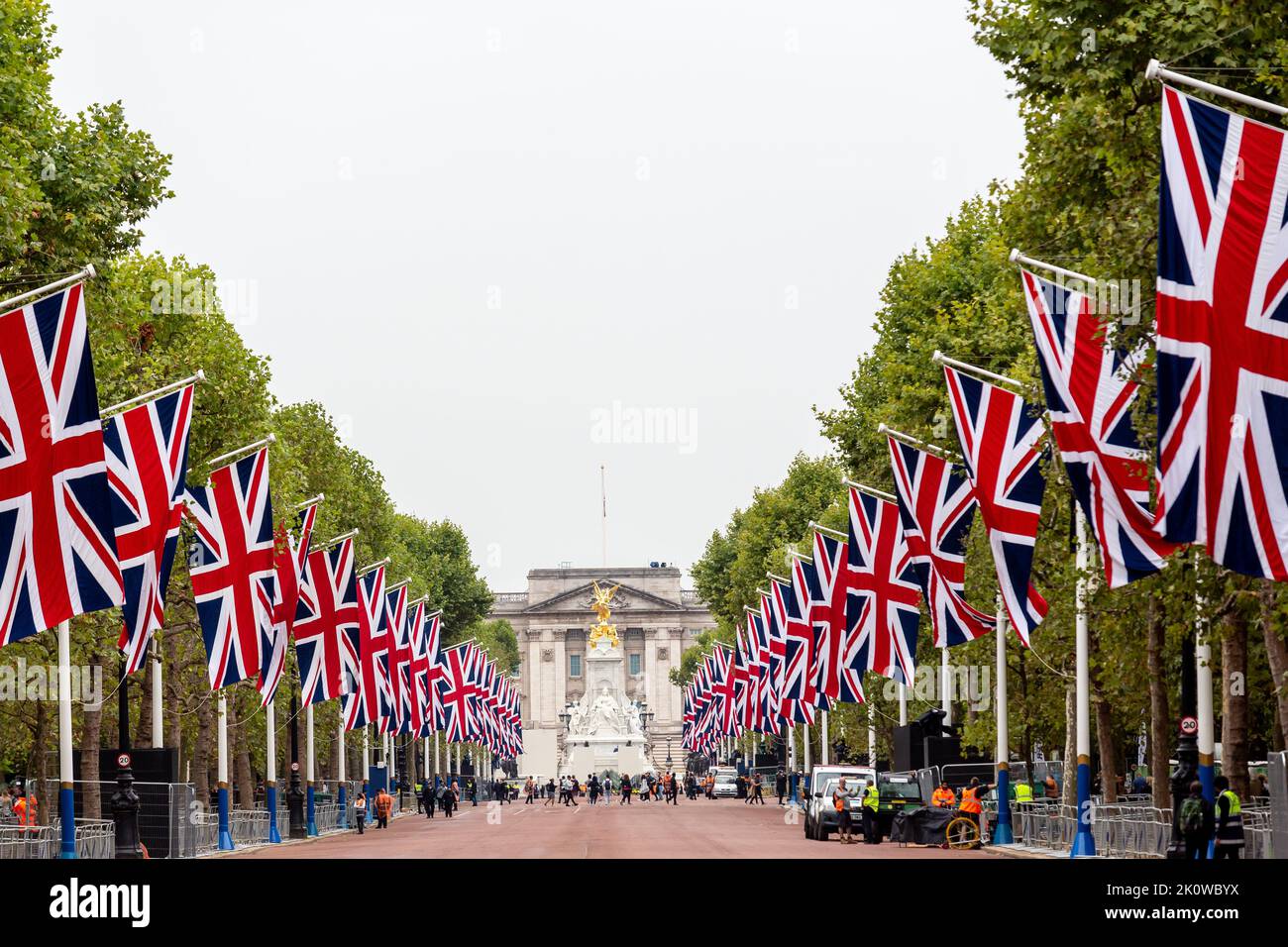 London, Großbritannien. 13. September 2022. Union Jack-Flaggen hängen vor dem Buckingham Palace in der Mall Street, da der Sarg mit dem Körper der längsten regierenden Monarchin, Königin Elisabeth II., am 13. September 2022 im Buckingham Palace in London, Großbritannien, eintreffen wird. Elisabeth II. Verstarb am 8. September in Schottland. Ihre Überreste nach den Zeremonien in Edinburgh werden am 13. September nach London verlegt und die Öffentlichkeit darf den Palast besuchen, um Respekt zu zollen. (Foto von Dominika Zarzycka/Sipa USA) Quelle: SIPA USA/Alamy Live News Stockfoto