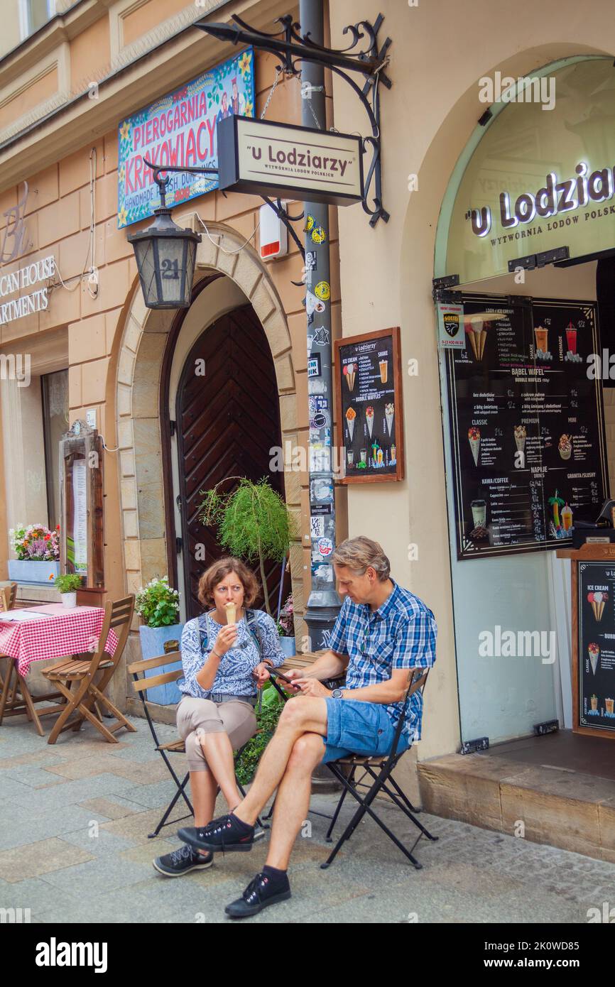 Ein Paar, das draußen in der Altstadt von Krakau Eis isst Stockfoto