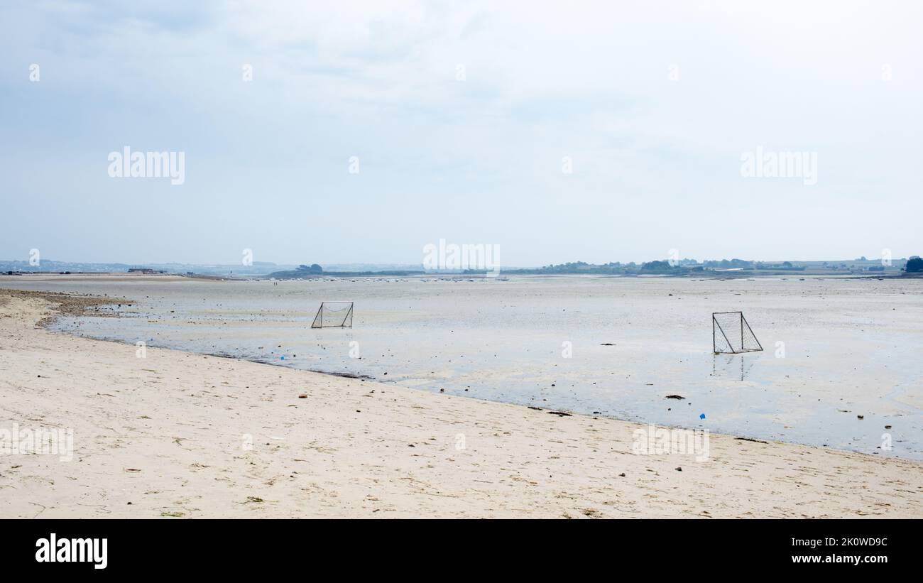 Leerer Fußballplatz am Strand bei Ebbe. Bretagne, Frankreich. Europa Stockfoto