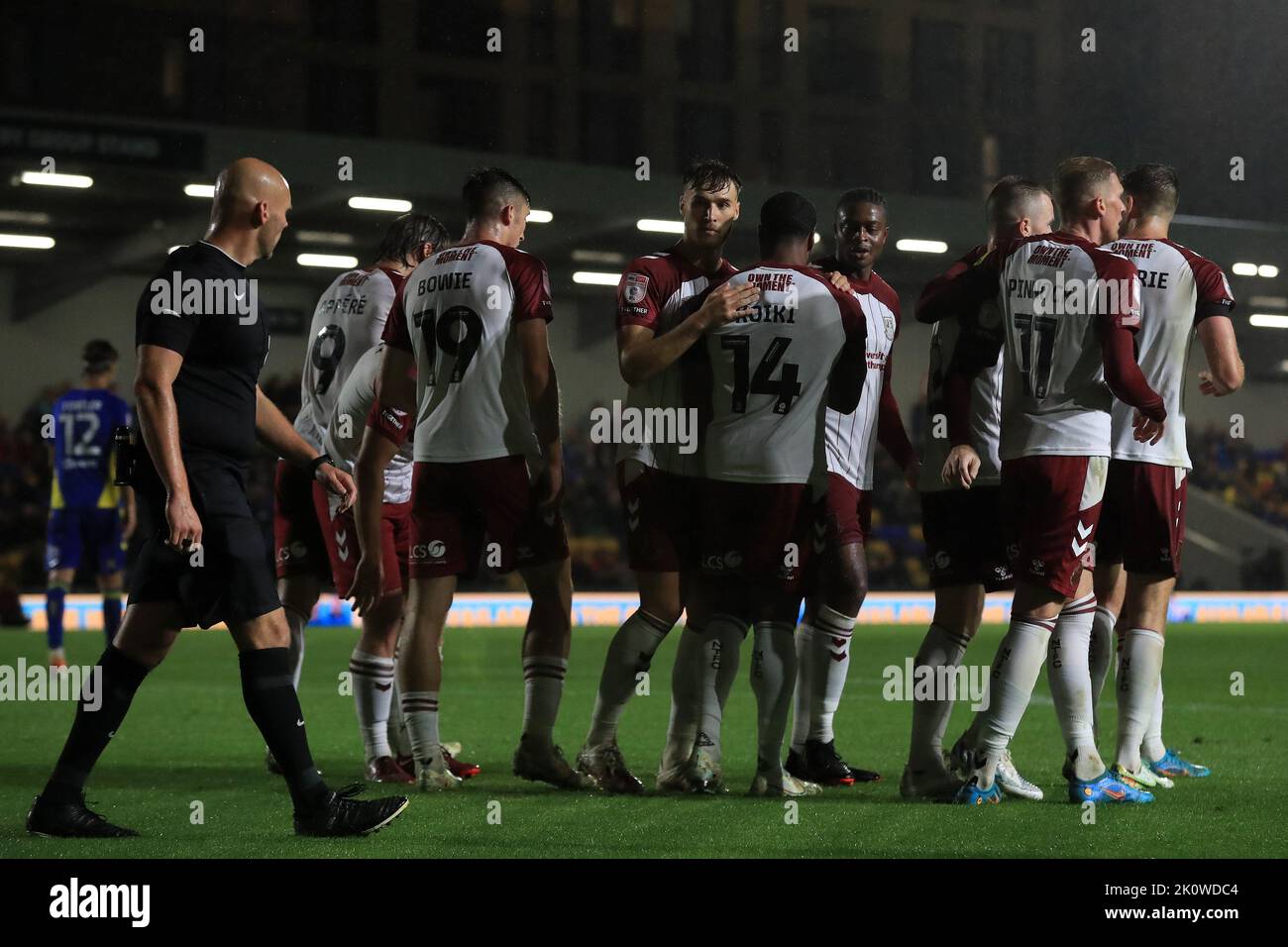 ZIEL: Spieler von Northampton Town feiern das zweite Tor während des Sky Bet League 2-Spiels AFC Wimbledon gegen Northampton Town im Cherry Red Records Stadium, Merton, Großbritannien, 13.. September 2022 (Foto von Carlton Myrie/News Images) Stockfoto