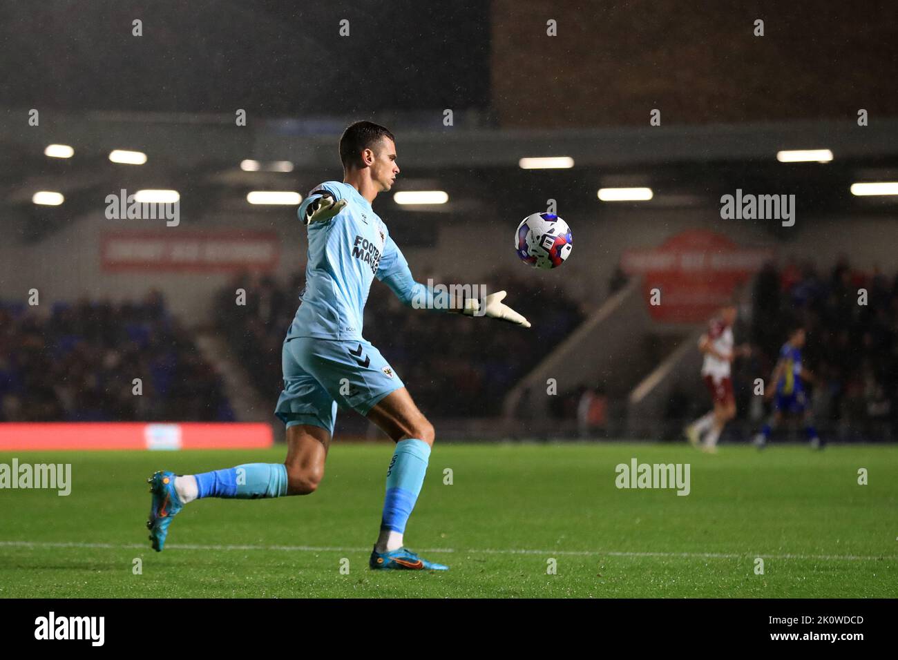 Nik Tzanev #1 von AFC Wimbledon in Aktion während des Sky Bet League 2-Spiels AFC Wimbledon gegen Northampton Town im Cherry Red Records Stadium, Merton, Großbritannien, 13.. September 2022 (Foto von Carlton Myrie/News Images) Stockfoto