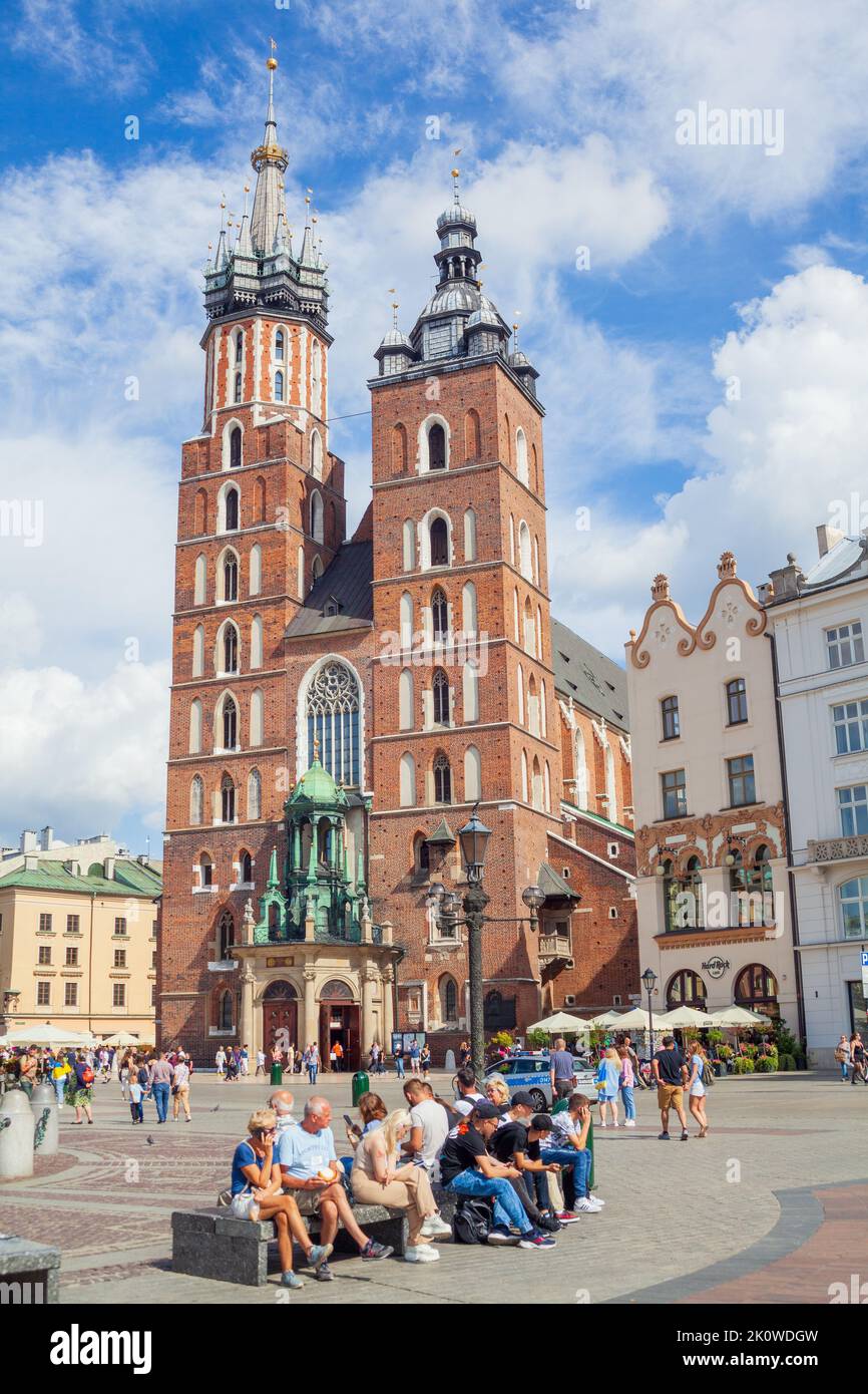 St. Mary's Basilica Krakau Altstadt Polen vor einem blauen Sommerhimmel Stockfoto