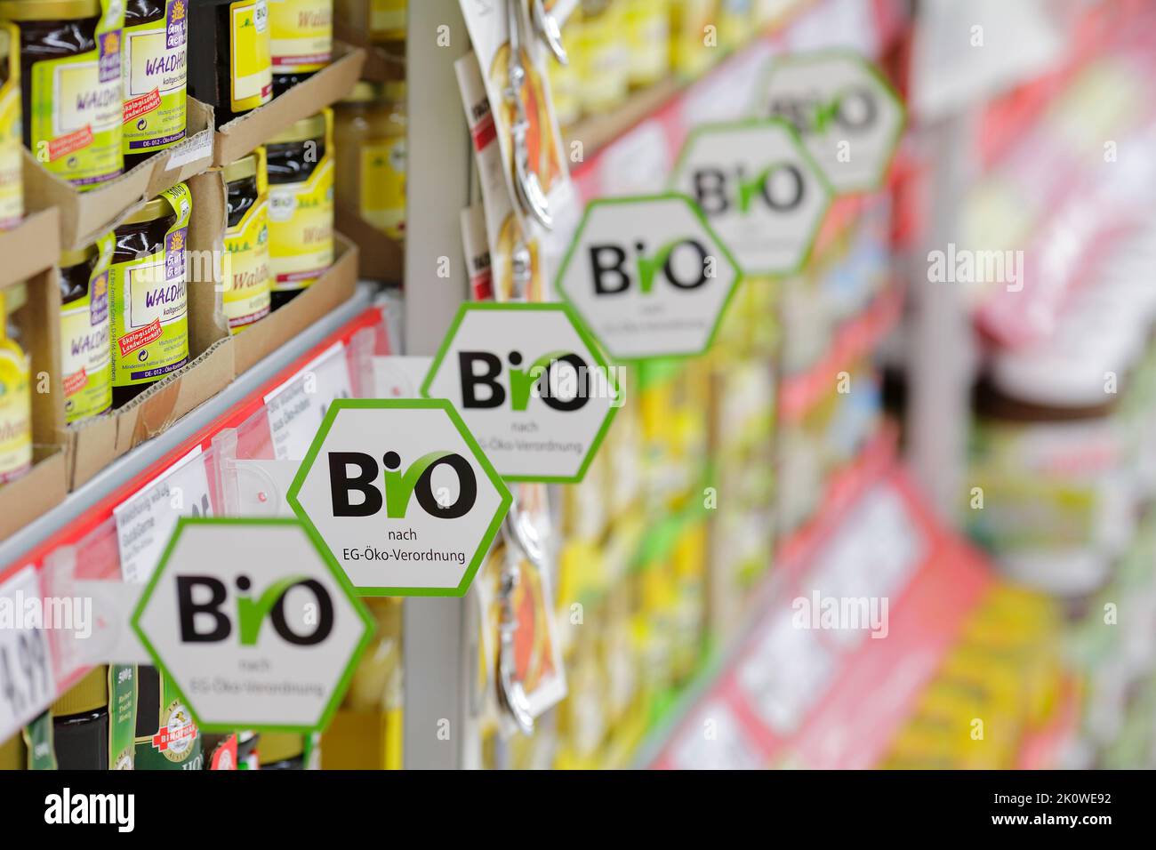 Bio-Produkte in einem Supermarkt in Deutschland mit dem Informationsschild: Bio nach EU-Verordnung (Bio nach EU-Verordnung) Stockfoto
