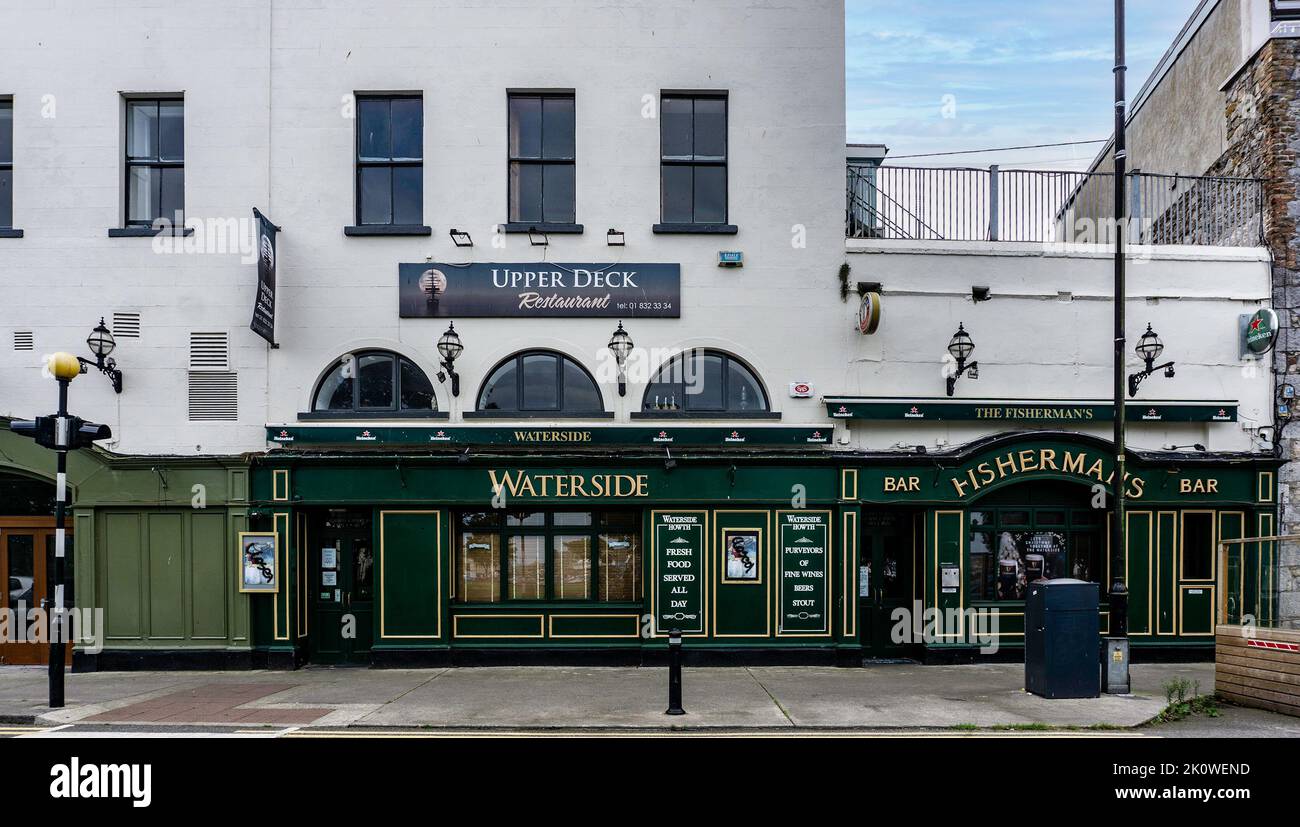 The Waterside Pub, Bar und Upper Deck Restaurant an der Harbour Road, Howth, Dublin, Irland. Im Besitz des UFC-Kämpfers Conor McGregor. Stockfoto