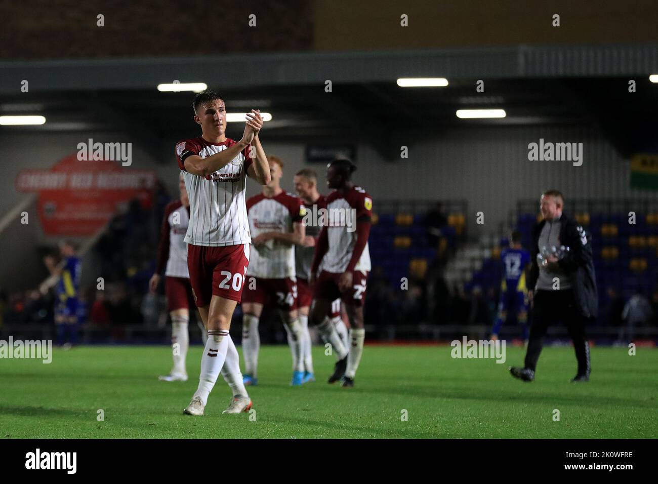 Merton, Großbritannien. 13. September 2022. Harvey Lintott #20 von Northampton Town begrüßt die Unterstützung während des Spiels der Sky Bet League 2 AFC Wimbledon gegen Northampton Town im Cherry Red Records Stadium, Merton, Großbritannien, 13.. September 2022 (Foto von Carlton Myrie/News Images) in Merton, Großbritannien am 9/13/2022. (Foto von Carlton Myrie/News Images/Sipa USA) Quelle: SIPA USA/Alamy Live News Stockfoto