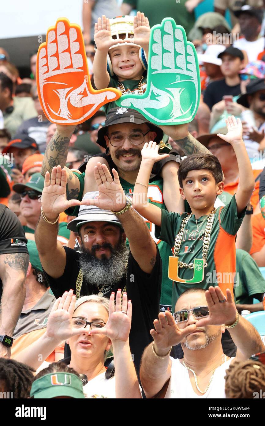 Fans der Miami Hurricanes zeigen ihre Unterstützung im Hard Rock Stadium am 10. September 2022 in Miami Gardens, FL. Miami Hurricanes besiegten Southern Miss Golden Eagles 30-7 (Credit: Paul Fong/Image of Sport) Stockfoto