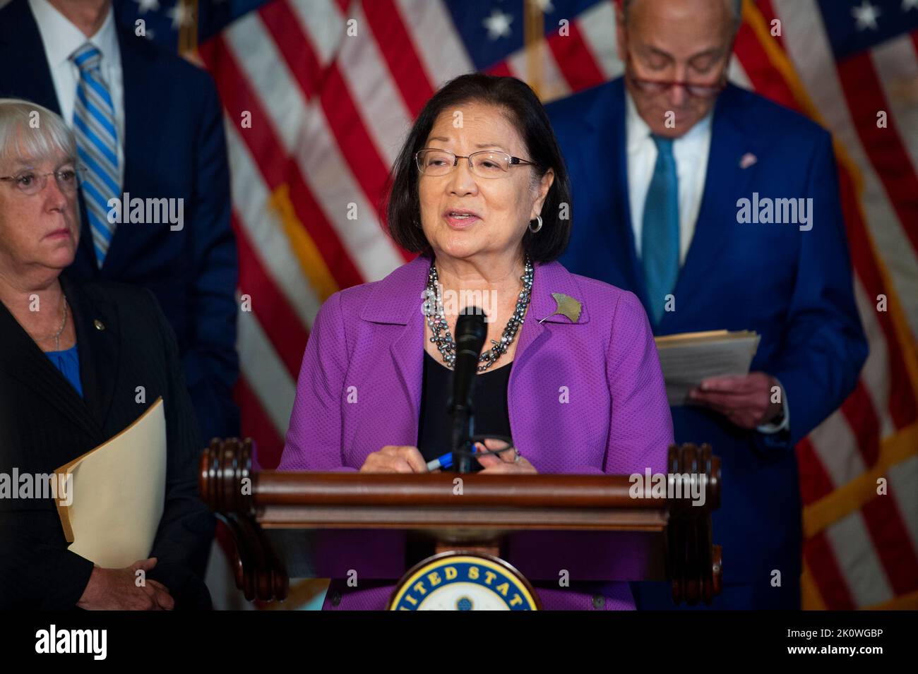 Der US-Senator Mazie Hirono (Demokrat von Hawaii) hält am Dienstag, den 13. September 2022, Democratâs der Pressekonferenz des Senats zur politischen Sitzung im US-Kapitol in Washington, DC, eine Rede. Kredit: Rod Lampey/CNP Stockfoto