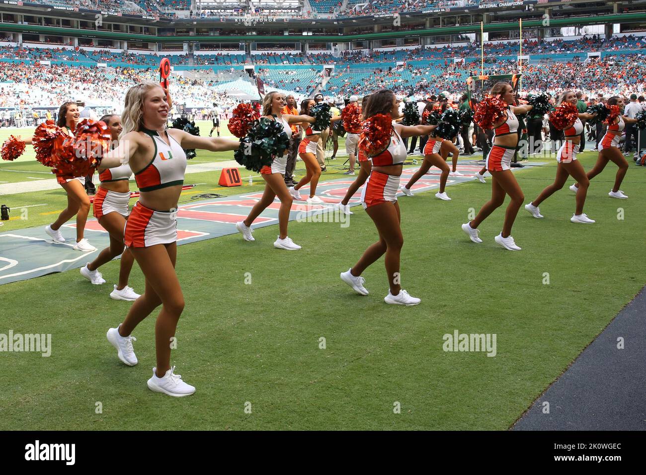 Die Mitglieder des Miami Hurricanes Spirit Squad treten am 10. September 2022 im Hard Rock Stadium in Miami Gardens, FL, auf. Miami Hurricanes besiegten Southern Miss Golden Eagles 30-7 (Credit: Paul Fong/Image of Sport) Stockfoto