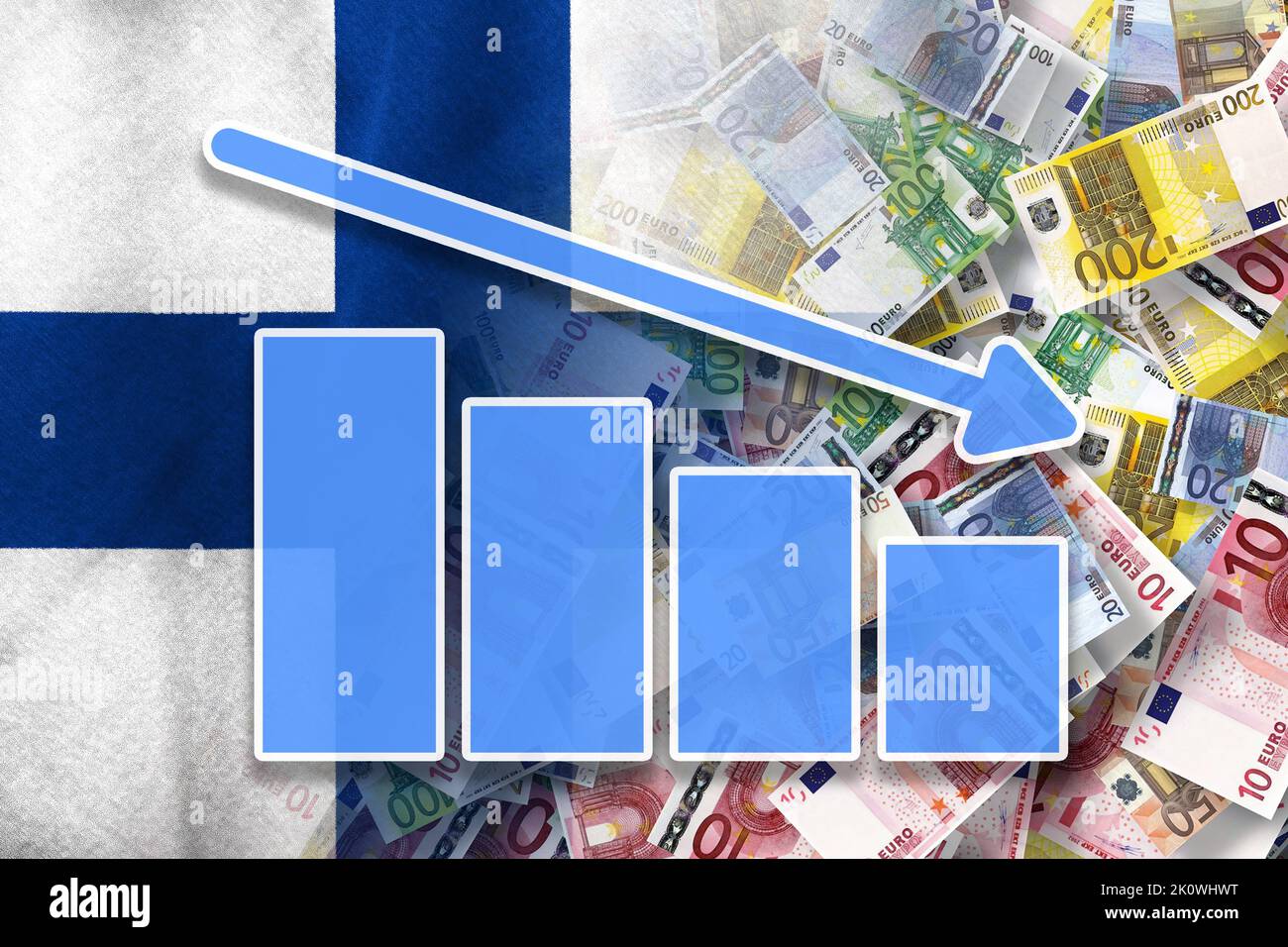 Wirtschaftsdiagramm: Abwärtspfeil, Euro-Cash-Banknoten und Finnland-Flagge (Geld, Wirtschaft, Unternehmen, Finanzen, Krise) Stockfoto