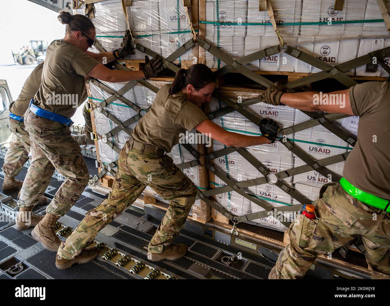 Abu Dhabi, Vereinigte Arabische Emirate. 11. September 2022. US-Militärangehöriger, die dem Central Command zugewiesen sind, laden Hilfsgüter in ein Frachtflugzeug der USAF C-130 zur Unterstützung einer humanitären Mission der USAID für Pakistan auf dem Luftwaffenstützpunkt Al Dhafra am 11. September 2022 in Abu Dhabi, Vereinigte Arabische Emirate. Die Luftwaffe begann mit dem Transport von 630 Tonnen Hilfsgütern, nachdem massive Überschwemmungen das Land verwüstet hatten. Kredit: TSgt. Isaac Garden/US Air Force Foto/Alamy Live News Stockfoto