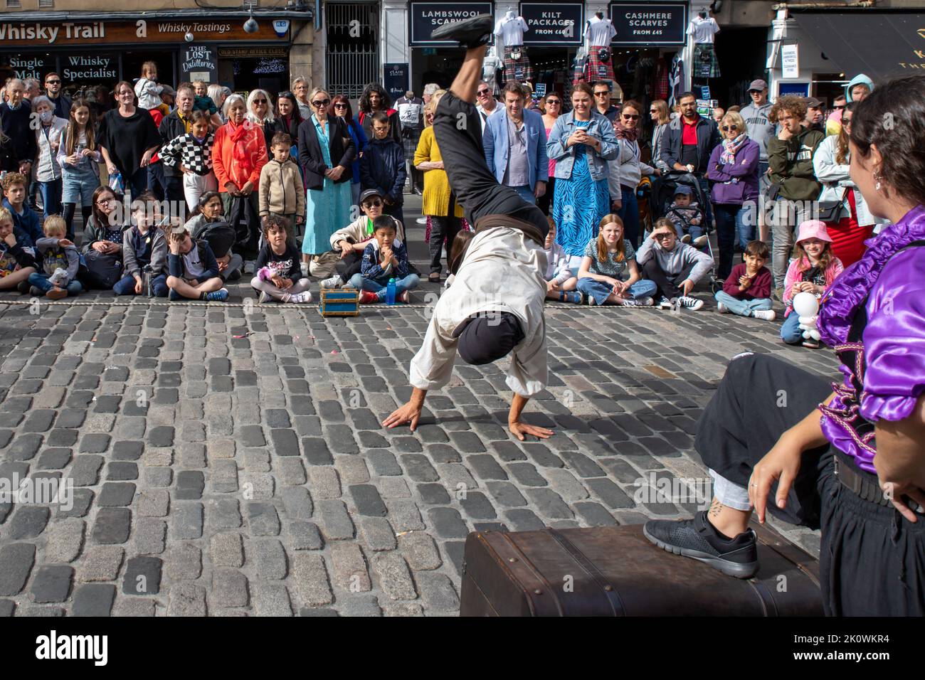 Edinburgh Festival Fringe 2022-5 Aug-29 Aug 75. Jubiläum Edinburgh UK. Auf der Royal Mile treten Comedy-Schauspieler auf. Stockfoto