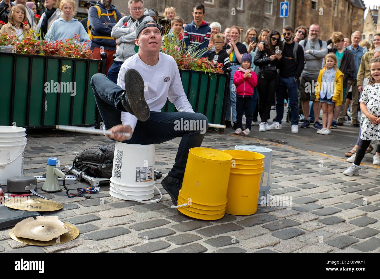 Der Bucket Boy Matthew Pretty tritt auf der Royal Mile auf. Edinburgh Festival Fringe 2022-5 Aug-29 Aug Edinburgh UK. Stockfoto