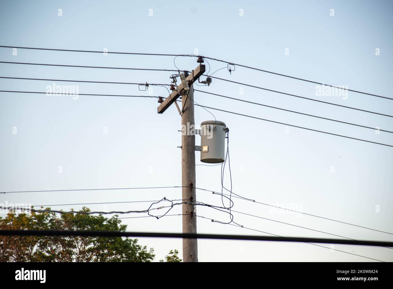 Ein Bild eines Strommostes in einer Kleinstadt. Stockfoto