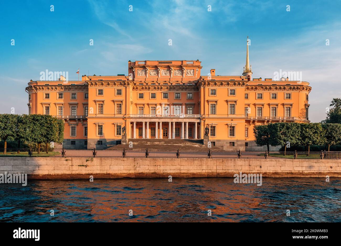 Mikhailovsky Schloss in St. Petersburgin Sommerabend bei Sonnenuntergang. Stockfoto