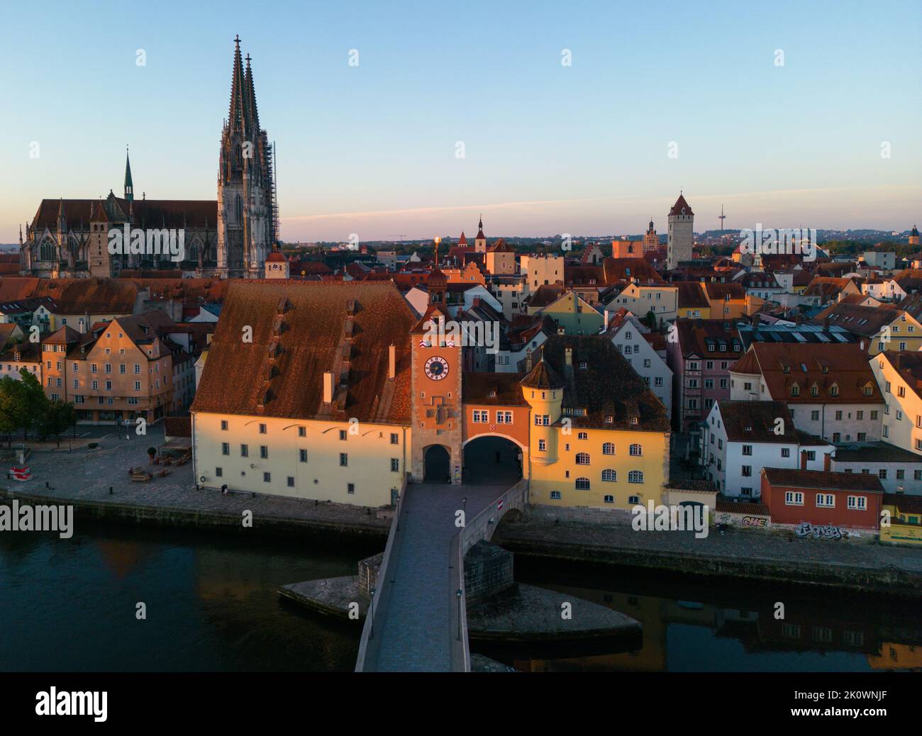 September 5. 2022, Regensburg, Deutschland. Eine Drohnenaufnahme des alten Stadtzentrums mit einer Steinbrücke, Bruckturm, Dom St. Peter und anderen Gebäuden bei Sonne Stockfoto