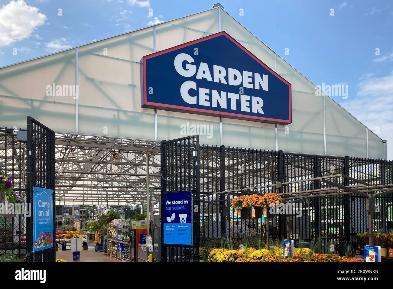 OAK PARK HEIGHTS, MN, USA - 24. AUGUST 2022: Lowe's Home Improvement Garden Center. Stockfoto