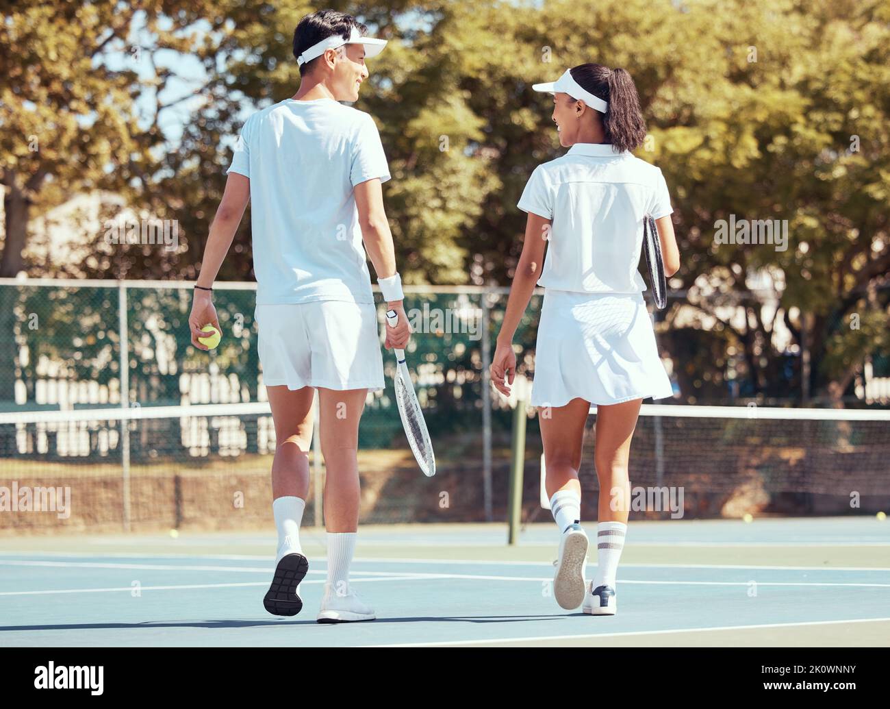 Tennis, Sport und Teamarbeit mit Freunden, die im Sommer auf einem Sportplatz im Freien spazieren gehen. Fitness, Bewegung und Training mit einem Mann und einer Frau bereit für eine Stockfoto