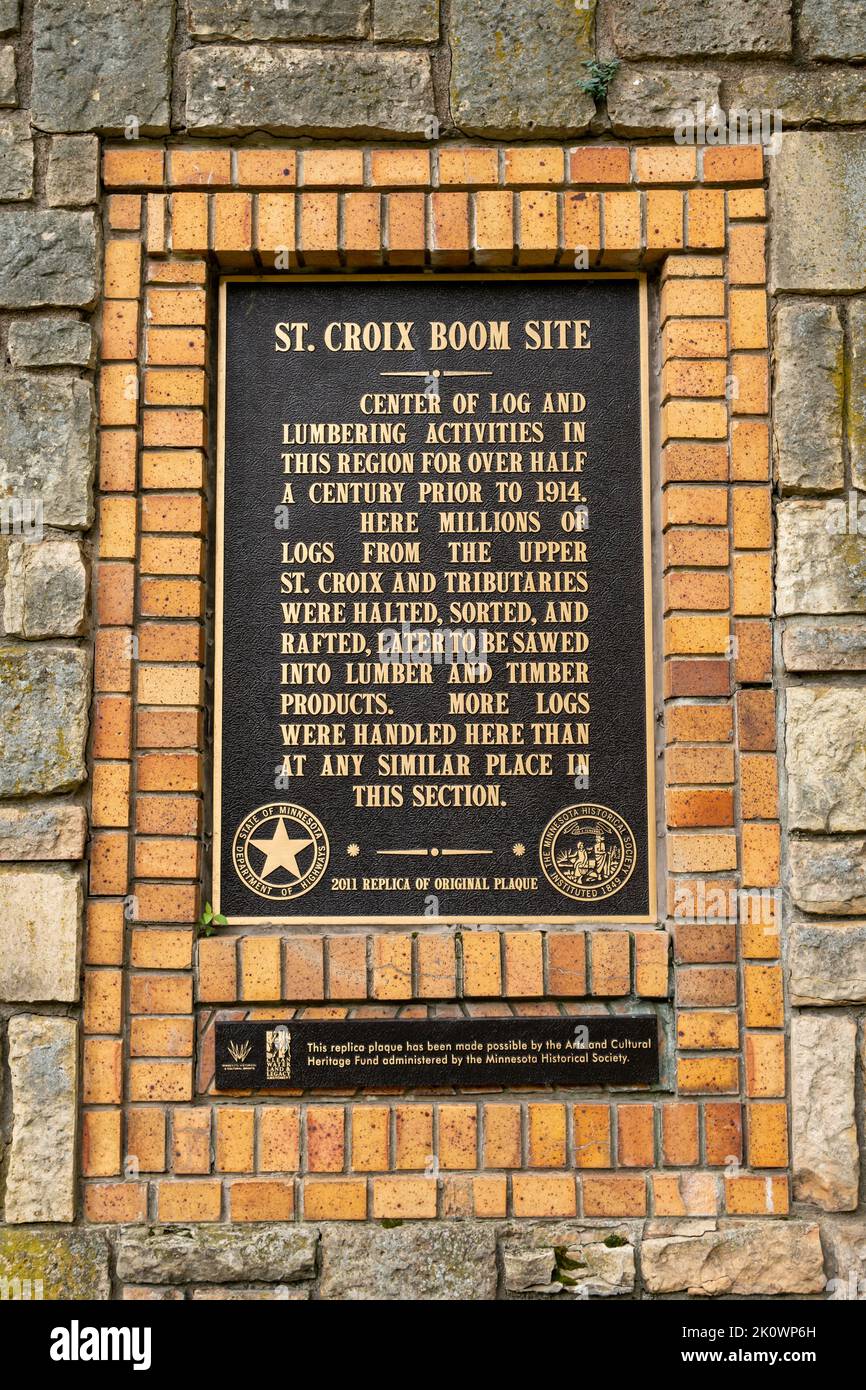 STILLWATER, MN, USA - 10. SEPTEMBER 2022: St. Croix Boom Site Monument am St. Croix River. Stockfoto