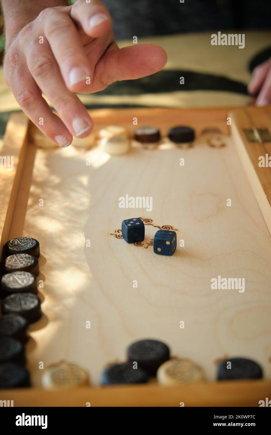 Backgammon Board mit Chips und Würfeln im Flug Stockfoto