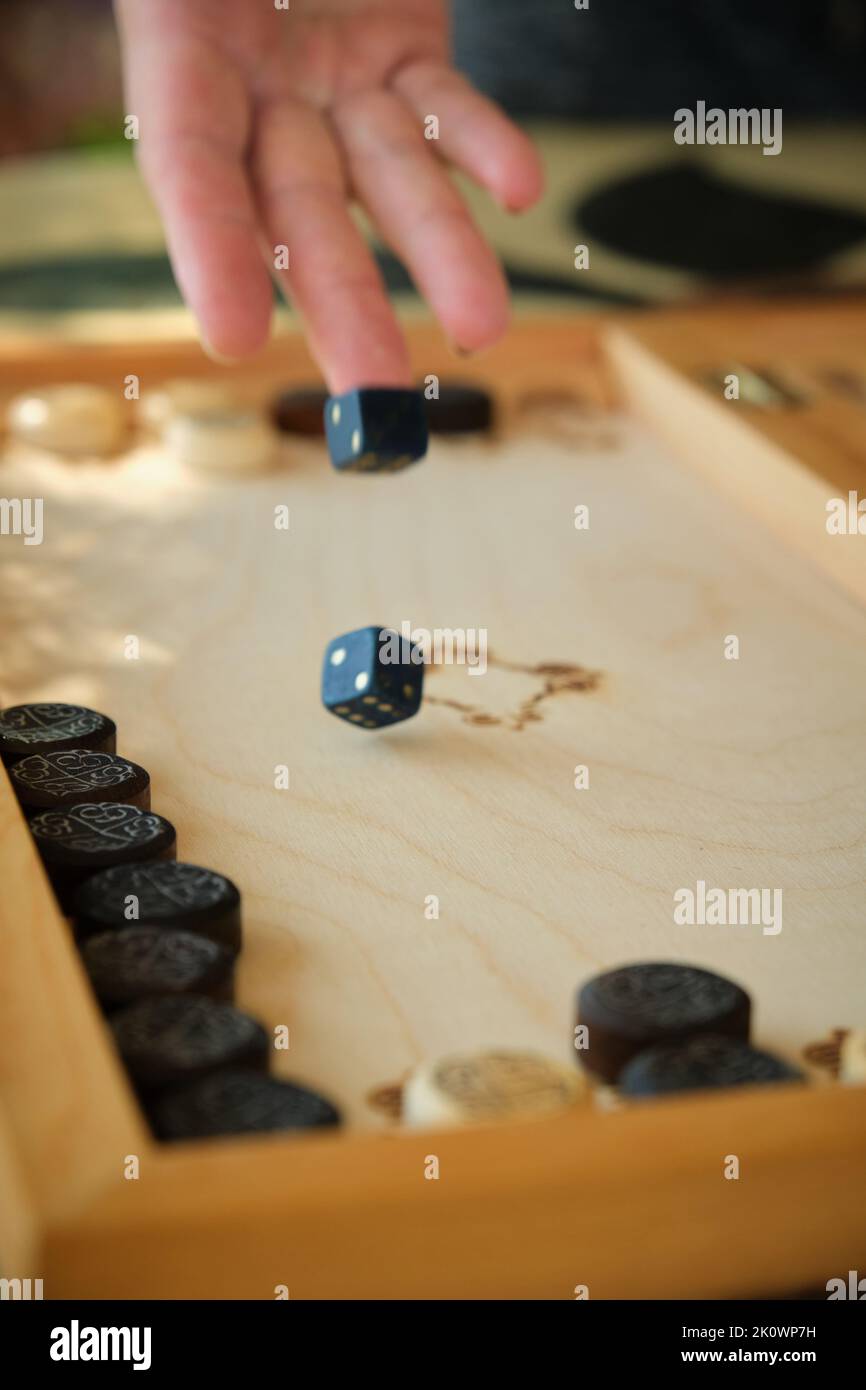 Backgammon Board mit Chips und Würfeln im Flug Stockfoto