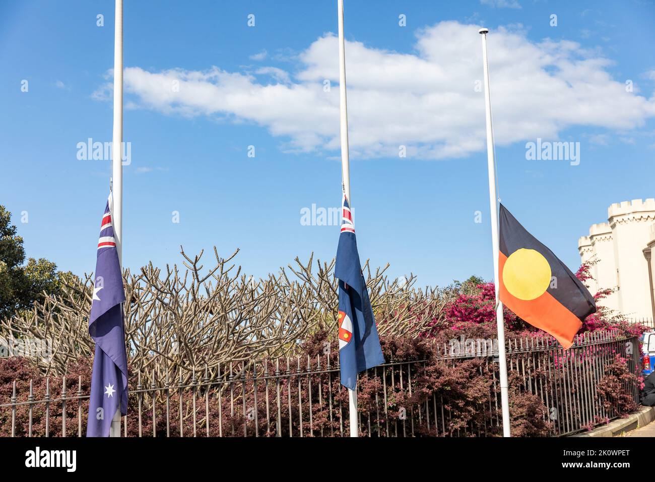 Tod von Königin Elizabeth II., in Sydney fliegen Flaggen am halben Mast vor dem Conservatorium of Music in der Macquarie Street, im Stadtzentrum von Sydney, NSW, Australien Stockfoto