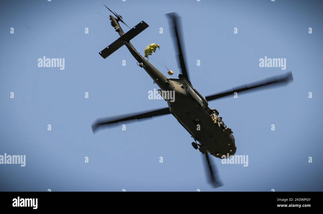 Eine US-Army National Guard UH-60 Black Hawk Crew legt am 8. September 2022 während einer Lufttropfen- und Schleuderbelastung im Rahmen eines U.S. Pathfinder Course im Camp Dodge in Johnston, Iowa, eine Schachtel mit verzehrfertigen Mahlzeiten ab. Fast 30 Soldaten absolvierten den Kurs, der von einem mobilen Trainingsteam im Warrior Training Center der Army National Guard in Fort Benning, Georgia, unterrichtet wurde. Jeder Soldat wurde mit einem MRE-Paket beauftragt und mit der Koordination eines Luftabfalls an einem bestimmten Ort beauftragt. Army Pathfinders sind geschult, um Navigationshilfe und Beratungsdienste für Militärflugzeuge in Gebieten Design zu bieten Stockfoto