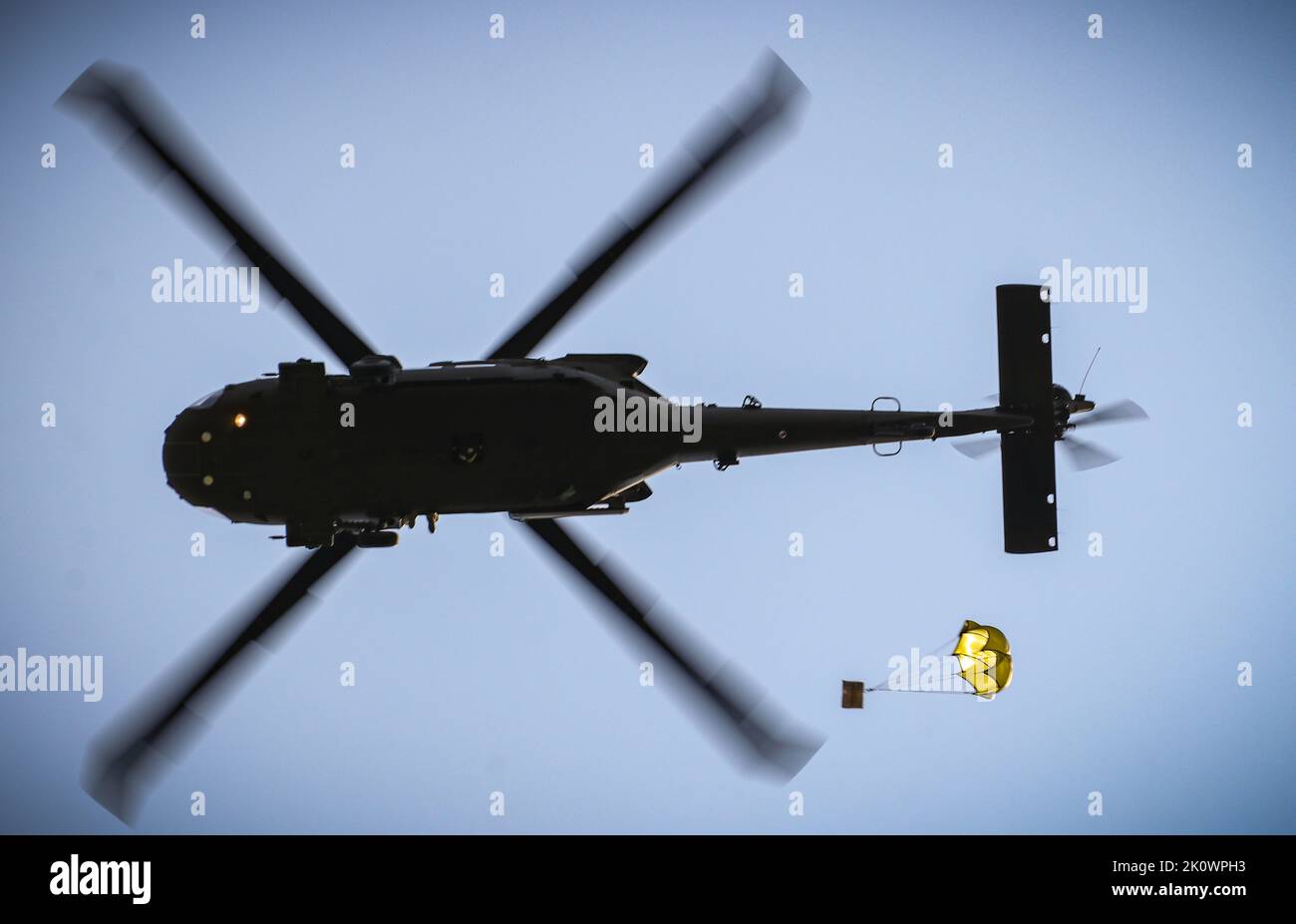 Eine US-Army National Guard UH-60 Black Hawk Crew legt am 8. September 2022 während einer Lufttropfen- und Schleuderbelastung im Rahmen eines U.S. Pathfinder Course im Camp Dodge in Johnston, Iowa, eine Schachtel mit verzehrfertigen Mahlzeiten ab. Fast 30 Soldaten absolvierten den Kurs, der von einem mobilen Trainingsteam im Warrior Training Center der Army National Guard in Fort Benning, Georgia, unterrichtet wurde. Jeder Soldat wurde mit einem MRE-Paket beauftragt und mit der Koordination eines Luftabfalls an einem bestimmten Ort beauftragt. Army Pathfinders sind geschult, um Navigationshilfe und Beratungsdienste für Militärflugzeuge in Gebieten Design zu bieten Stockfoto