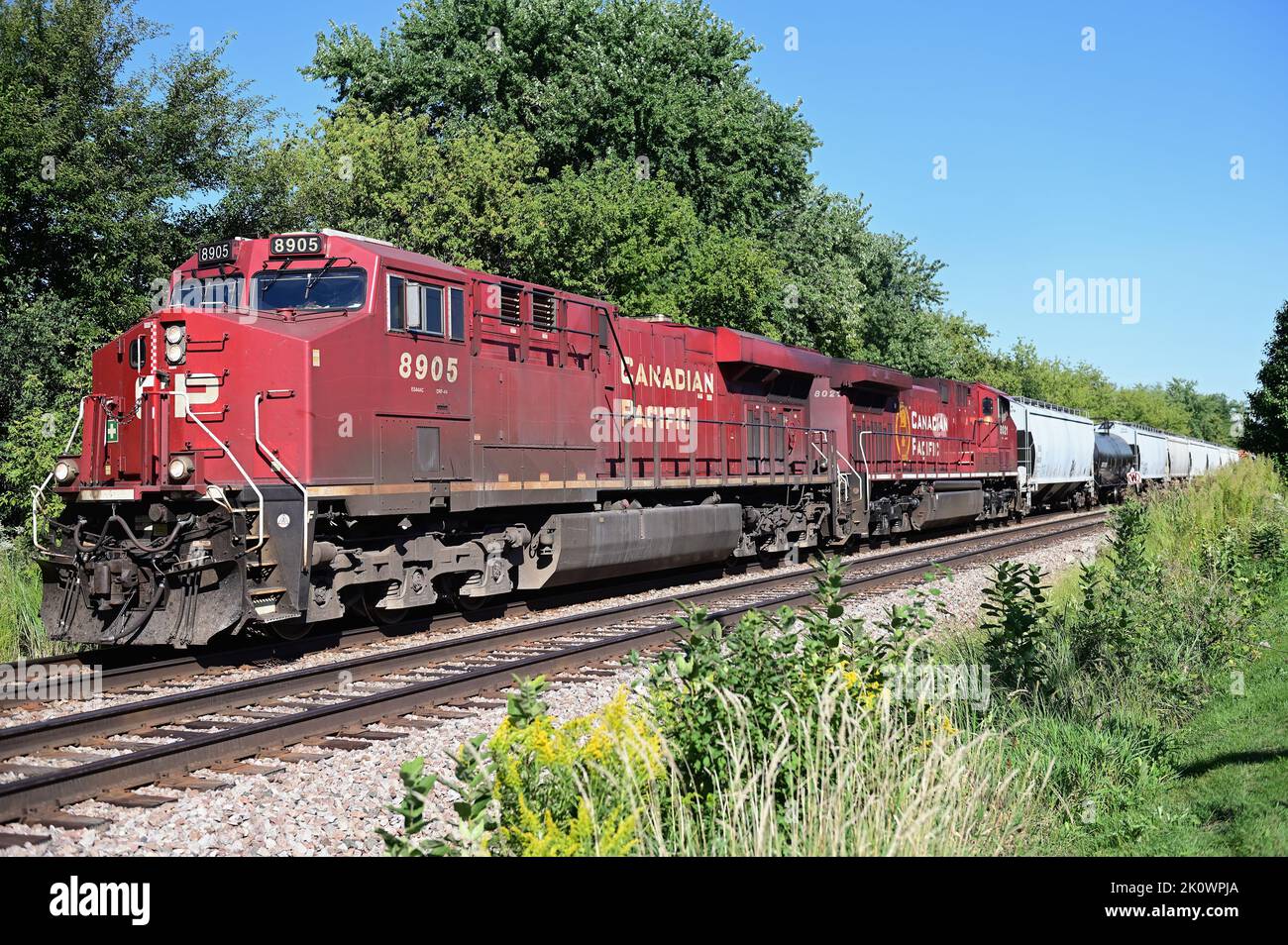 Bartlett, Illinois, USA. Zwei Lokomotiven führen einen Güterzug der Canadian Pacific Railway in westlicher Richtung durch den Nordosten von Illinois. Stockfoto