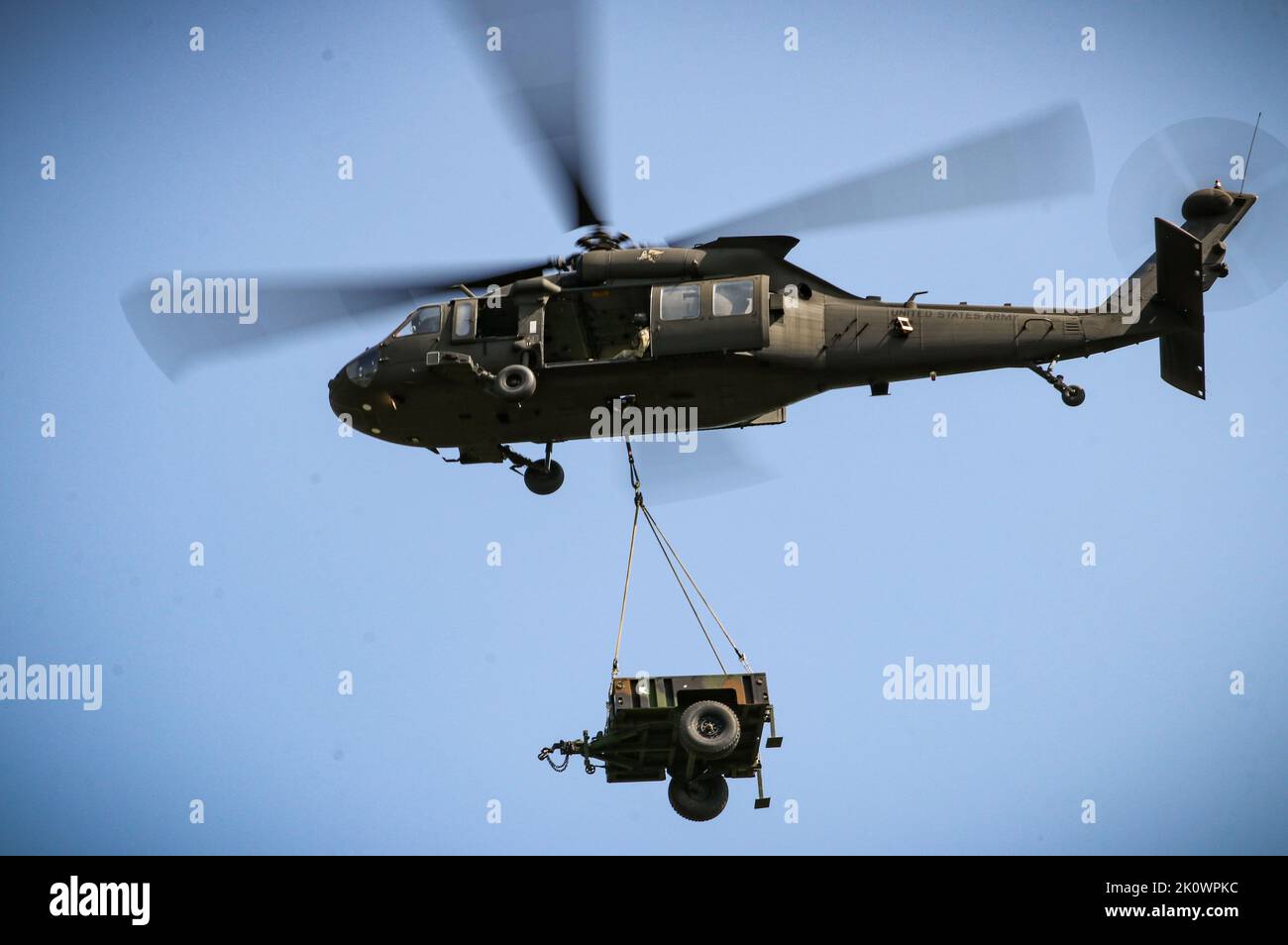 Eine Iowa Army National Guard UH-60 Black Hawk Schlinge lädt einen Anhänger während eines U.S. Pathfinder Kurses im Camp Dodge in Johnston, Iowa, am 8. September 2022. Fast 30 Soldaten absolvierten den Kurs, der von einem mobilen Trainingsteam im Warrior Training Center der Army National Guard in Fort Benning, Georgia, unterrichtet wurde. Army Pathfinders werden geschult, um Navigationshilfe und Beratungsdienste für Militärflugzeuge in Gebieten zu leisten, die von unterstützten Einheiten-Kommandeuren bestimmt werden. Während des Pathfinder-Kurses werden die Studenten in der Flugzeugorientierung, der medizinischen Evakuierung, dem Nahkampfangriff und dem Boden in die Luft unterrichtet Stockfoto