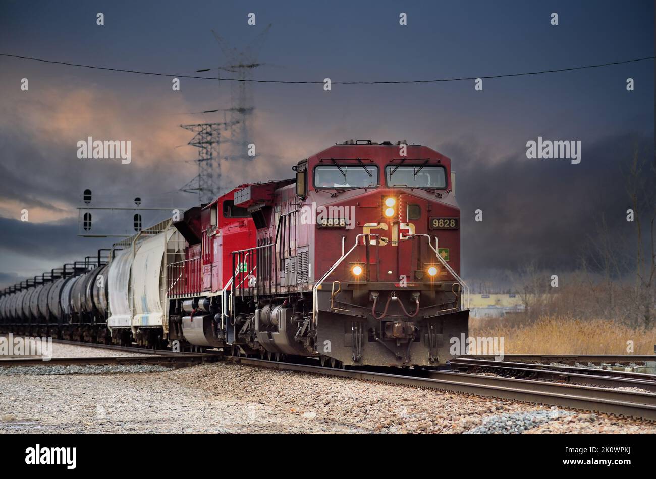 Elgin, Illinois, USA. Zwei Lokomotiven der Canadian Pacific Railway führen einen Güterzug östlich durch die Vororte von Chicago. Stockfoto