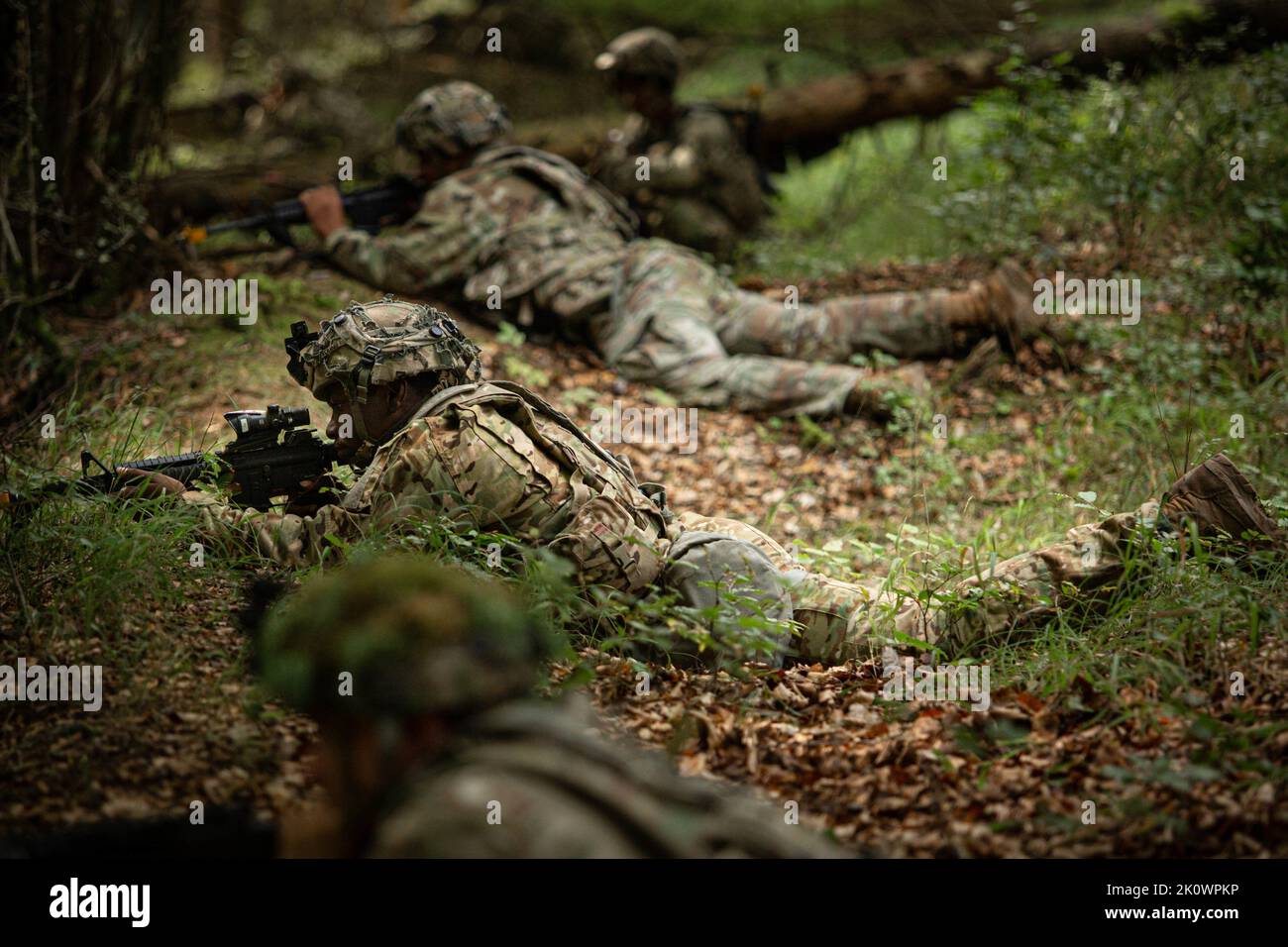 Soldaten der US-Armee, die einer Firma, Logistic Task Force North, Brigade Support Bataillon, 173. Infantry Brigade Combat Team- Airborne (173. IBCT ABN) zugeordnet sind, ziehen Sicherheit während der Sabre Junction 22 auf dem Hohenfels Training Area, Joint Multinary Readiness Center (JMRC) in Hohenfels, Deutschland, 12. September 2022. Sabre Junction 22 ist eine Kampftrainingsrotation, mit der die Bereitschaft des 173. IBCT (ABN) bei der Durchführung von Operationen in einer gemeinsamen, kombinierten Umgebung bewertet und die Interoperabilität mit den teilnehmenden Alliierten und Partnerländern gefördert werden soll. (USA Armee-Foto von SPC. Micah Wilson) Stockfoto