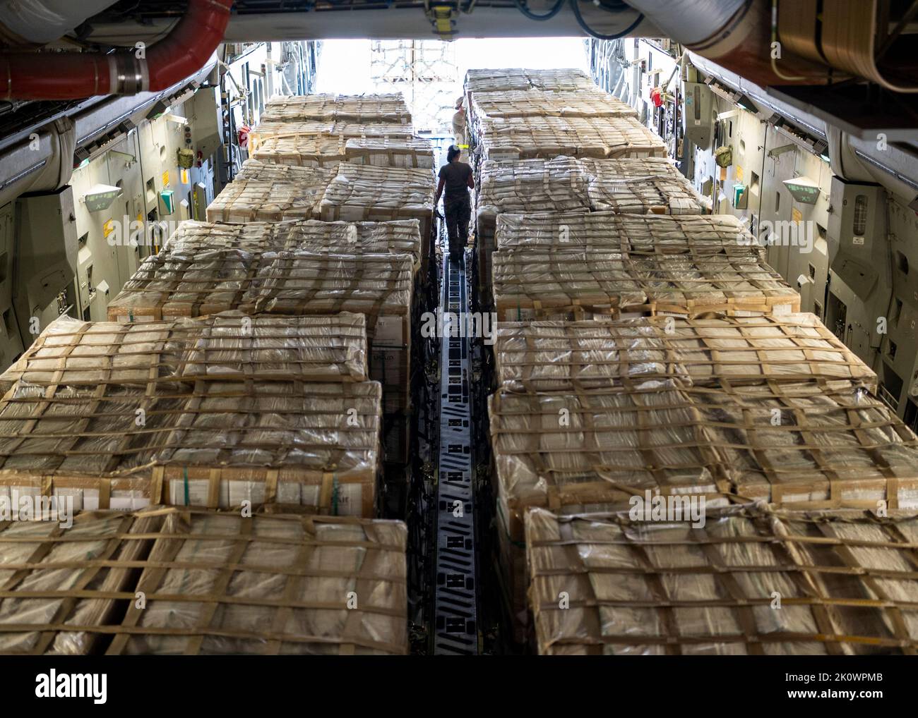 Ein C-17 Globemaster III, der der Expeditionary Airlift Squadron von 816. zugewiesen wurde, wird auf dem Luftwaffenstützpunkt Al Dhafra, Vereinigte Arabische Emirate, mit kritischen Hilfsgütern beladen, um eine von der USAID geführte humanitäre Mission in Pakistan am 11. September 2022 zu unterstützen. USAID leitet die internationale Entwicklung und Katastrophenhilfe der US-Regierung und hilft Menschen dabei, aus humanitären Krisen wie den katastrophalen Überschwemmungen, die Pakistan derzeit heimsuchen, hervorzugehen. (US-Foto von Tech. Sgt. Isaac D. Garden) Stockfoto