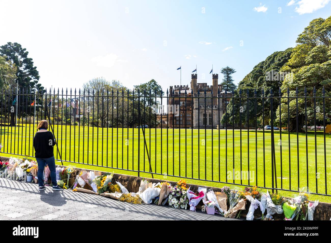 Nach dem Tod von Königin Elizabeth II. Im September 2022 in Australien legen Menschen Blumen und Karten vor dem Regierungsgebäude von NSW in Sydney ab Stockfoto