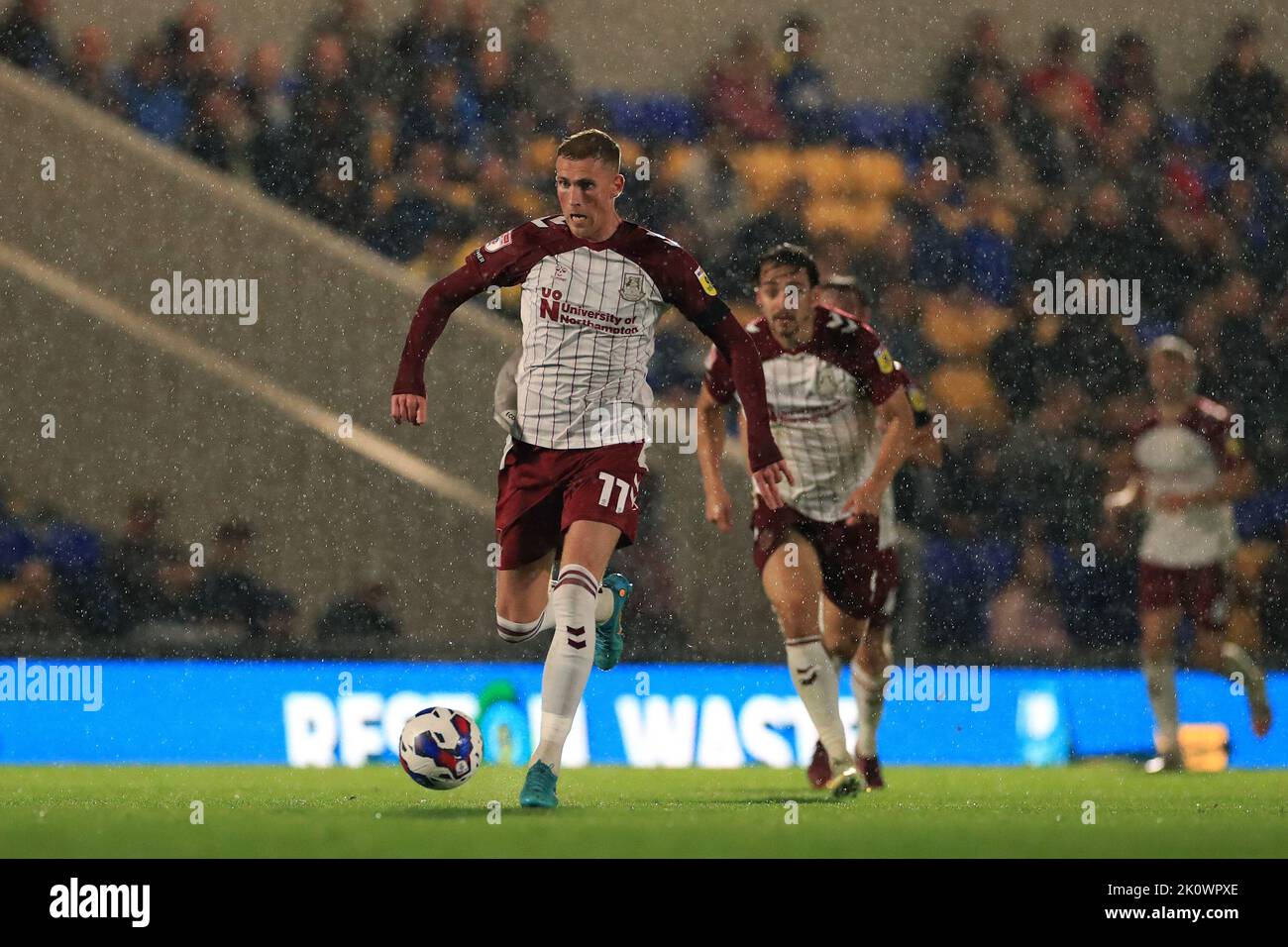 Mitch Pinnock #11 von Northampton Town dribbelte mit dem Ball während des Sky Bet League 2-Spiels AFC Wimbledon gegen Northampton Town im Cherry Red Records Stadium, Merton, Großbritannien, 13.. September 2022 (Foto von Carlton Myrie/News Images) Stockfoto