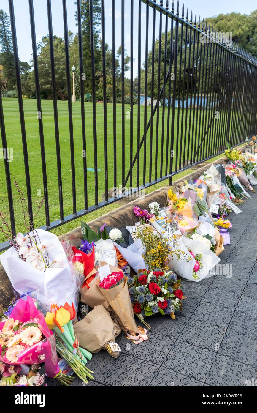 Tod Ihrer Majestät Königin Elizabeth II., Trauernde hinterlassen Blumen und Karten in Sydney, Australien, vor dem NSW Government House Stockfoto