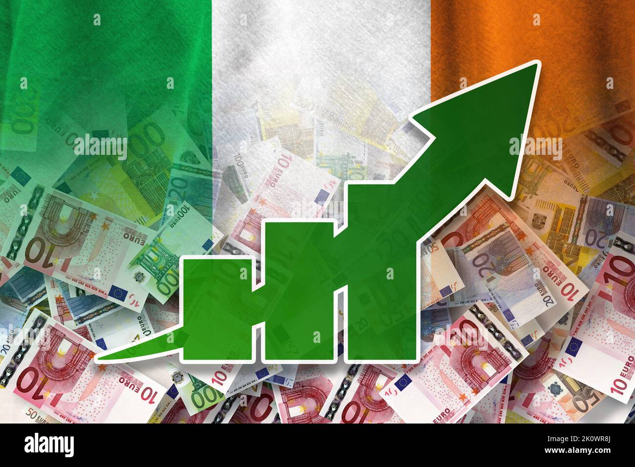 Wirtschaftsdiagramm: Steigender Pfeil, Bargeldscheine und Irland-Flagge (Geld, Wirtschaft, Unternehmen, Finanzen, Krise) Stockfoto
