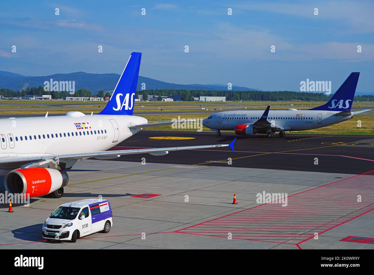 OSLO, NORWEGEN -15 AUG 2022- Ansicht eines Flugzeugs von Scandinavian Airlines SAS (SK) auf dem Flughafen Oslo Lufthavn Gardermoen (OSL), dem Hauptflughafen in Stockfoto