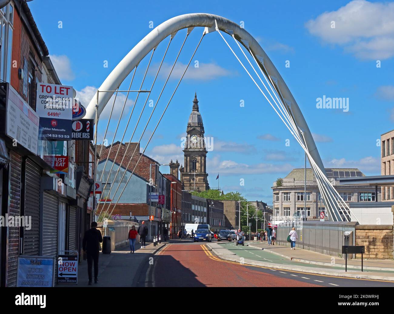 Der weiße Bolton Arch in der Newport Street, der vom Bolton Bahnhof und der Kreuzung zum Rathaus und Stadtzentrum führt - optimistisch für die Zukunft Stockfoto
