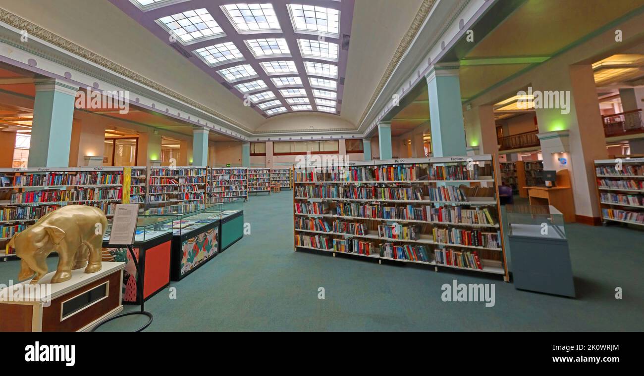 Bolton Central Library, Bücherregale Panorama, Le Mans Crescent, vor 2022 Neubau, BL1 1UA Stockfoto