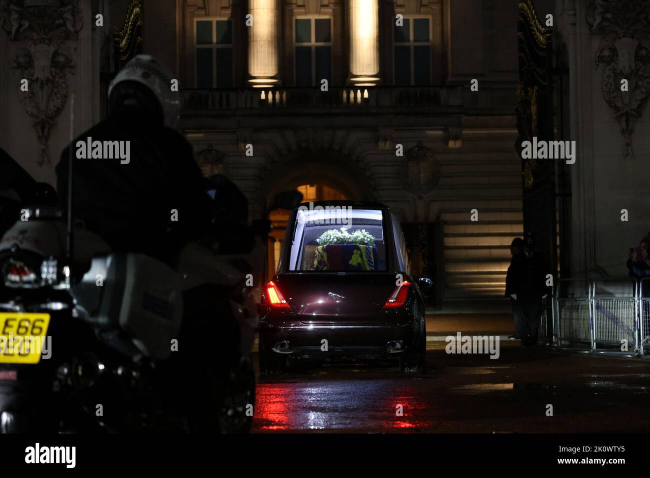 London, Großbritannien. 13. September 2022. Der Sarg von Königin Elizabeth II. Kommt am Dienstag, dem 13. September 2022, in London am Buckingham Palace an, nachdem er früher am Tag aus Edinburgh verlegt worden war. Die Königin wird die Nacht im Buckingham Palace bleiben, bevor sie vor ihrer Beerdigung am Montag, den 19. September, im Staat in der Westminster Hall liegt. Foto: UK Ministry of Defense/UPI Credit: UPI/Alamy Live News Stockfoto